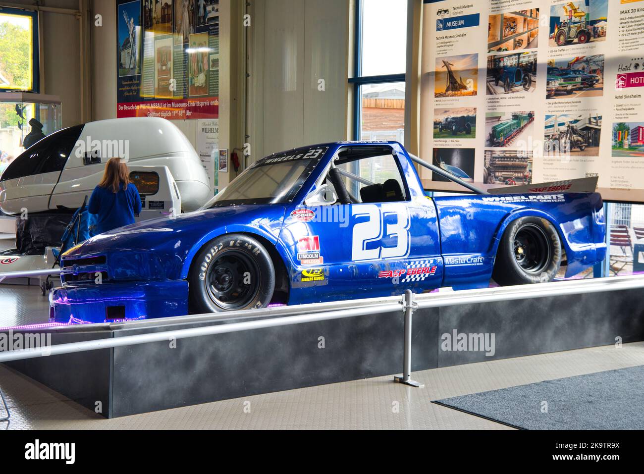 SPEYER, DEUTSCHLAND - OKTOBER 2022: Blue Race-Pickup-Truck Chevrolet NASCR im Technikmuseum Speyer. Stockfoto