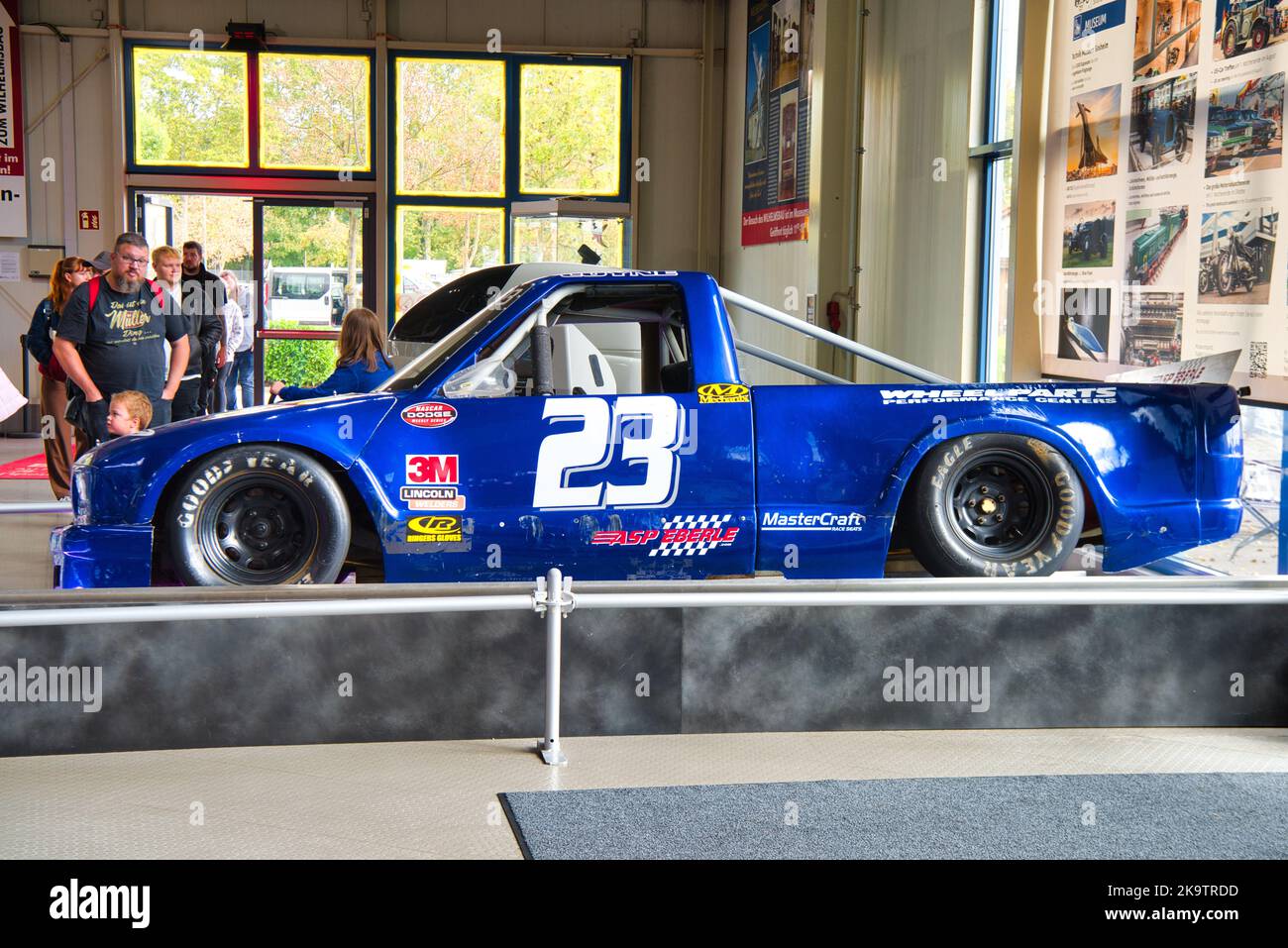 SPEYER, DEUTSCHLAND - OKTOBER 2022: Blue Race-Pickup-Truck Chevrolet NASCR im Technikmuseum Speyer. Stockfoto
