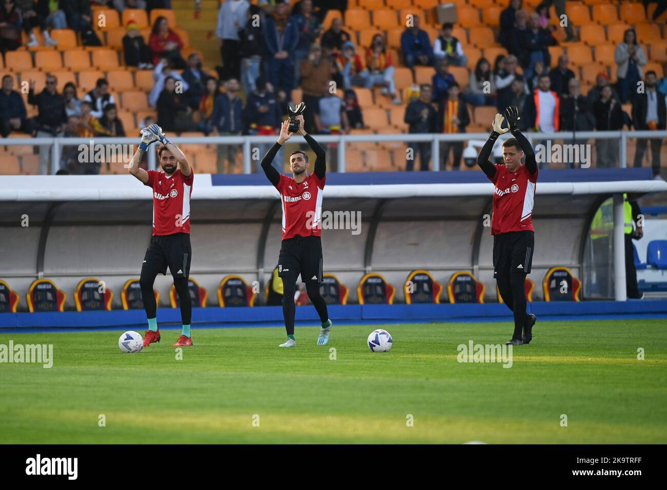 Carlo Pinsoglio, Mattia Perin und Wojciech Szczesny grüßen juventus-Fans während des spiels der italienischen Fußballserie A des FC Lecce gegen den FC Juventus am 29. Oktober 2022 im Stadion Via Del Mare in Lecce, Italien (Foto: Gianluca Ricci/LiveMedia) Quelle: SIPA US/Alamy Live News Stockfoto