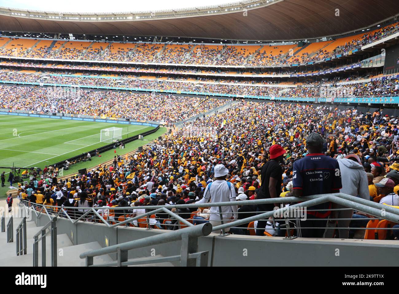 Soweto, Johannesburg, Südafrika, 29. Oktober 2022: Menschenmassen packen das FNB-Stadion für das Soweto Derby - Kaizer Chiefs Verse Orlando Pirates Stockfoto