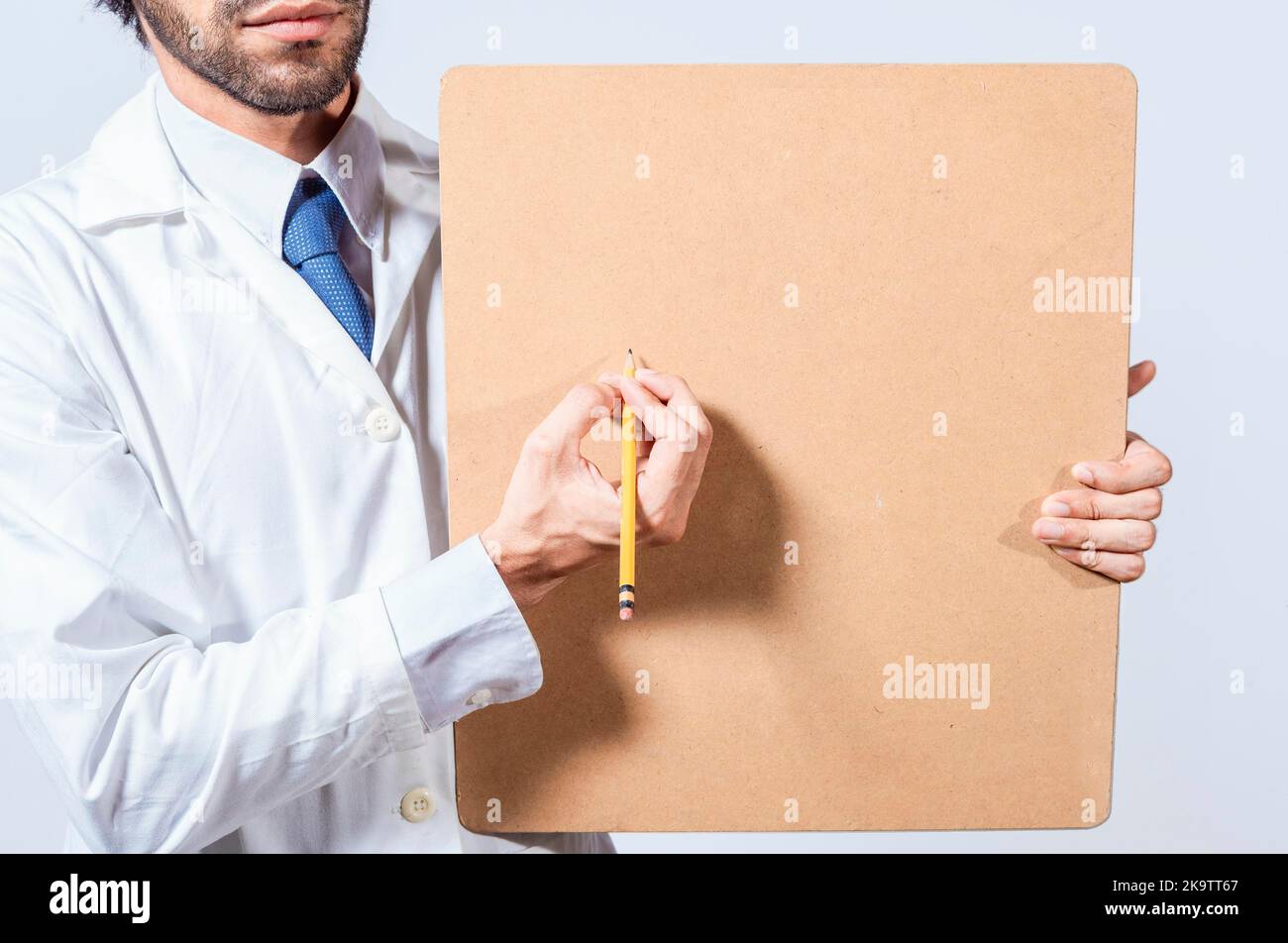 Doktor Hände mit Bleistift, der Notizkarte mit Kopierplatz zeigt. Arzt schreibt und zeigt ein Notizbrett mit Platz für Text. Arzt Konzept schreiben auf Stockfoto