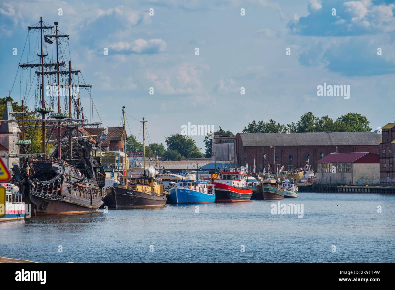 Boote auf der Promenade, Ustka, Ostsee, Polen Stockfoto