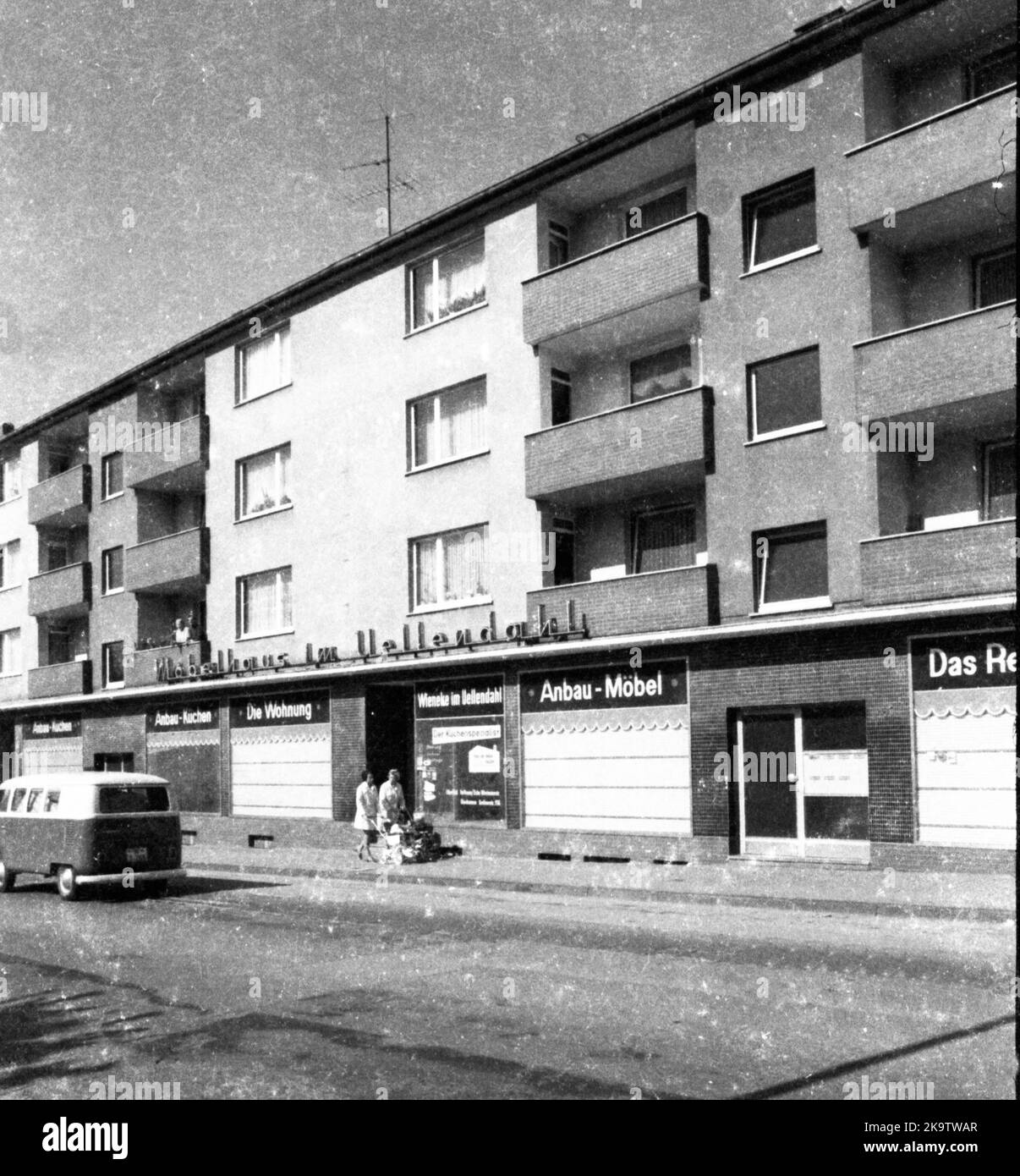 Diese Mieter in Wuppertal, hier am 15. September 1971, sollten ihren sozialen Wohnraum kaufen. Der Vermieter hatte offensichtlich übersehen, dass Stockfoto