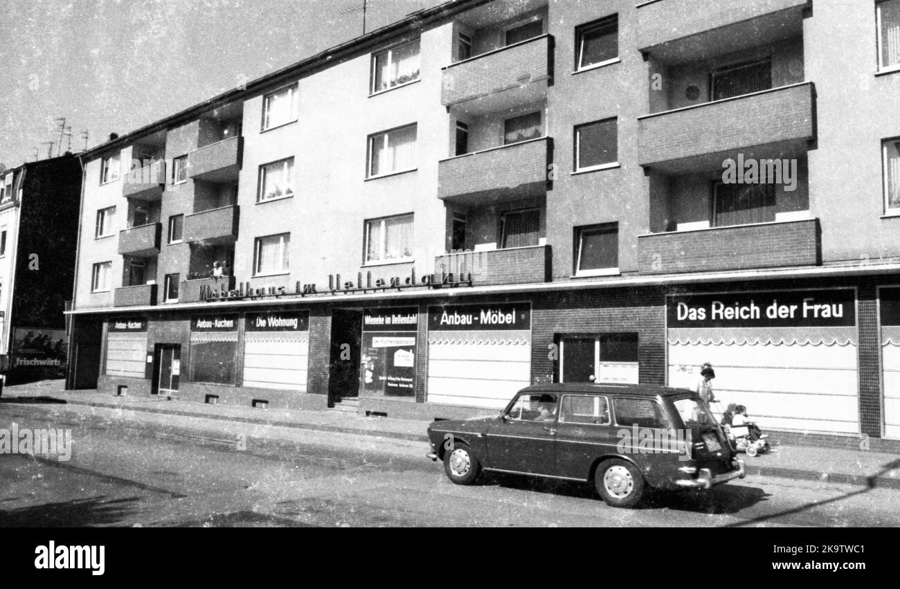 Diese Mieter in Wuppertal, hier am 15. September 1971, sollten ihren sozialen Wohnraum kaufen. Der Vermieter hatte offensichtlich übersehen, dass Stockfoto