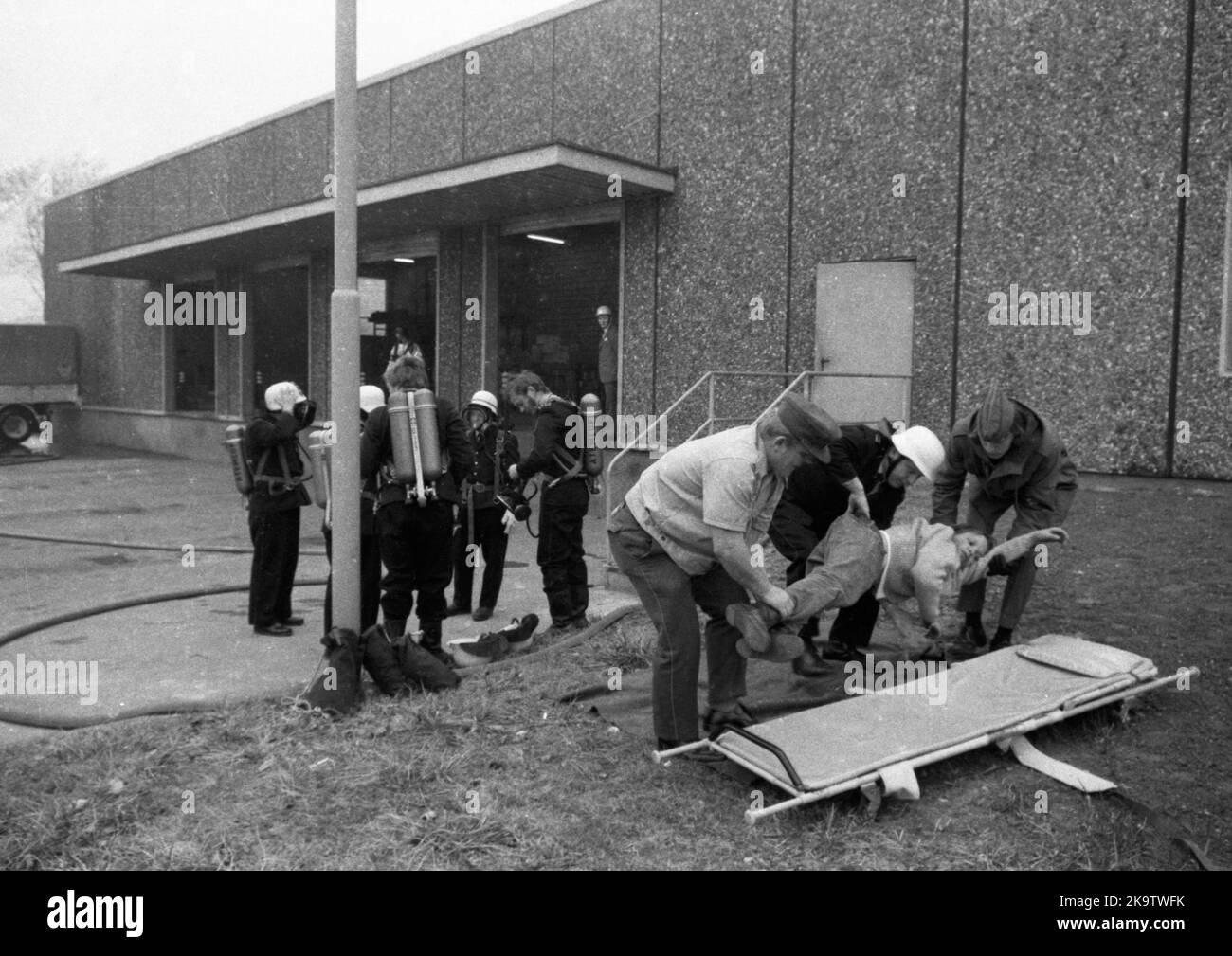 Eine Notfallübung der Feuerwehr, des Katastrophenschutzes und des Roten Kreuzes befasste sich mit der Ausbildung zur Rettung von Verletzten und Stockfoto