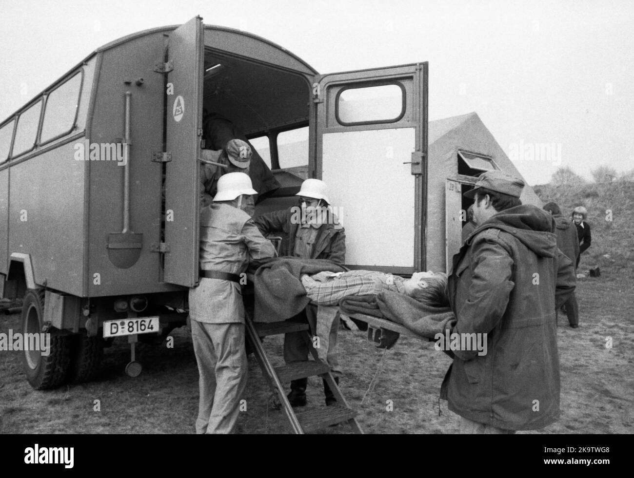 Eine Notfallübung der Feuerwehr, des Katastrophenschutzes und des Roten Kreuzes befasste sich mit der Ausbildung zur Rettung von Verletzten und Stockfoto