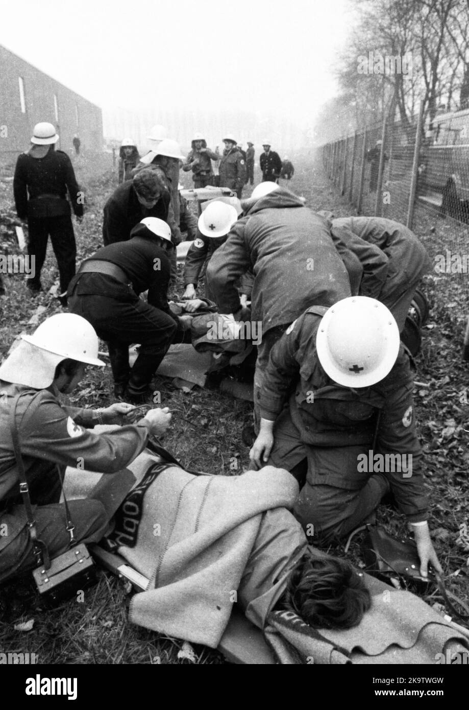 Eine Notfallübung der Feuerwehr, des Katastrophenschutzes und des Roten Kreuzes befasste sich mit der Ausbildung zur Rettung von Verletzten und Stockfoto