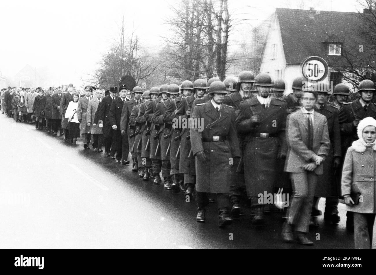 Ein Treffen der traditionellen Verbände der Waffen- SS zu Ehren ihrer Toten der SS-Division Nord 6. am 14. 11. 1971 in Hunrueck war Stockfoto