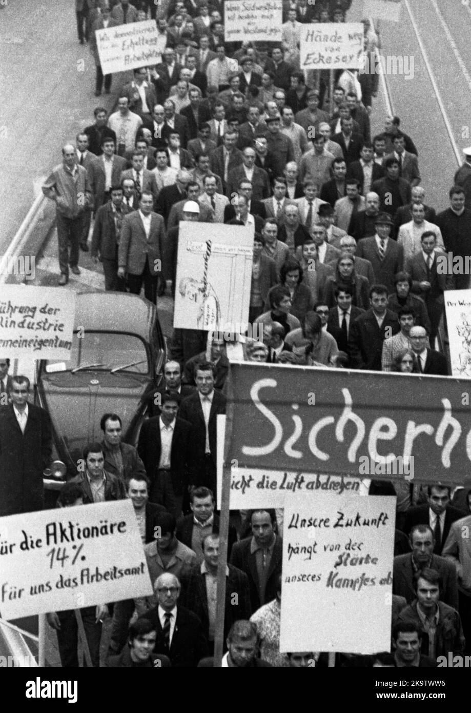 Am 4. Oktober 1971 protestierten in Hagen 4000 Arbeiter des Stahlwerks Südwestfalen AG für ihre Arbeitsplätze auf die Straße, vergeblich wurde das Werk geschlossen Stockfoto