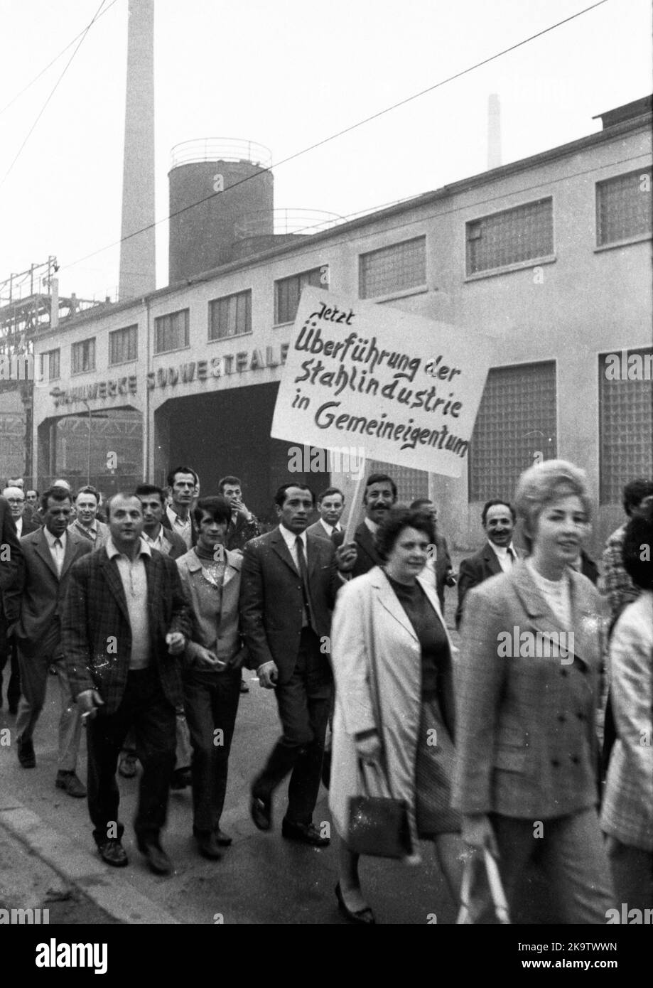 Am 4. Oktober 1971 protestierten in Hagen 4000 Arbeiter des Stahlwerks Südwestfalen AG für ihre Arbeitsplätze auf die Straße, vergeblich wurde das Werk geschlossen Stockfoto