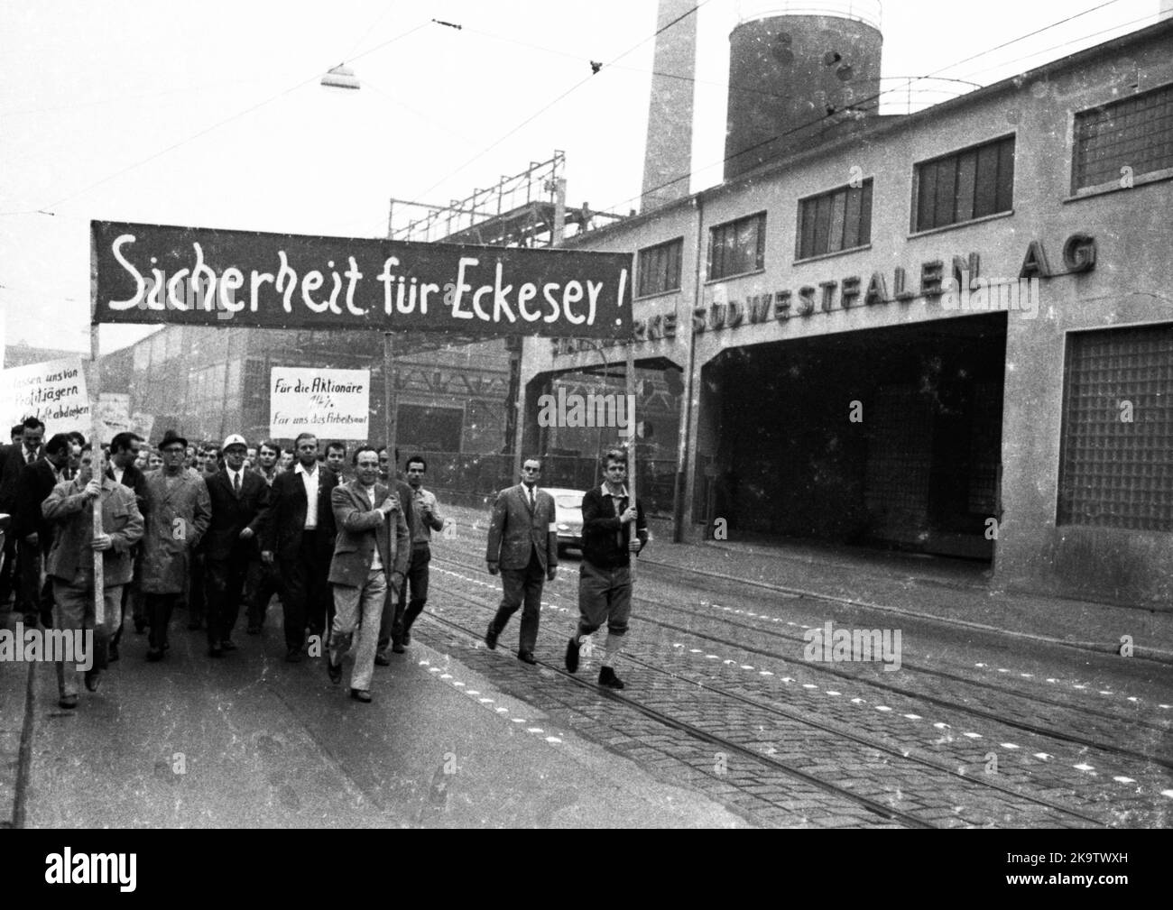 Am 4. Oktober 1971 protestierten in Hagen 4000 Arbeiter des Stahlwerks Südwestfalen AG für ihre Arbeitsplätze auf die Straße, vergeblich wurde das Werk geschlossen Stockfoto