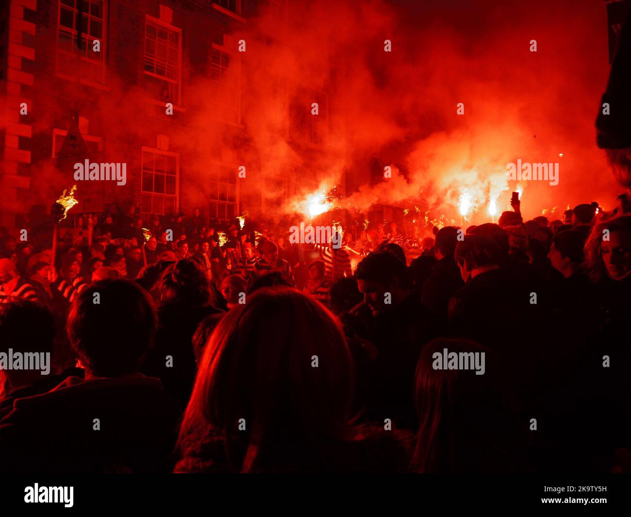 Bei den Lewes Bonfire Night Celebrations 2014 beobachten die Zelebranten, wie Schmuggler mit brennenden Fackeln am School Hill House vorbeikommen Stockfoto