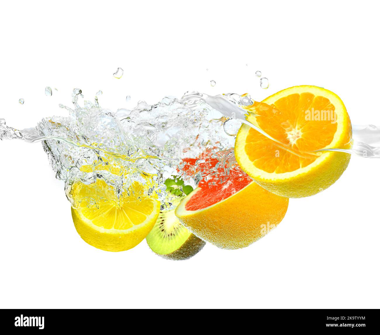 In Wasser fallende Orangen mit Spritzer auf türkisblauem Hintergrund Stockfoto
