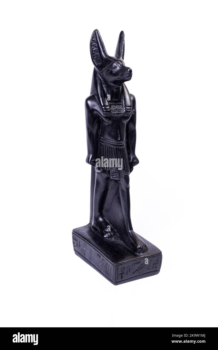 Steinfigur des ägyptischen gottes Anubis mit Schakalkopf isoliert auf weißem Hintergrund. Seitenansicht. Hochwertige Fotos Stockfoto