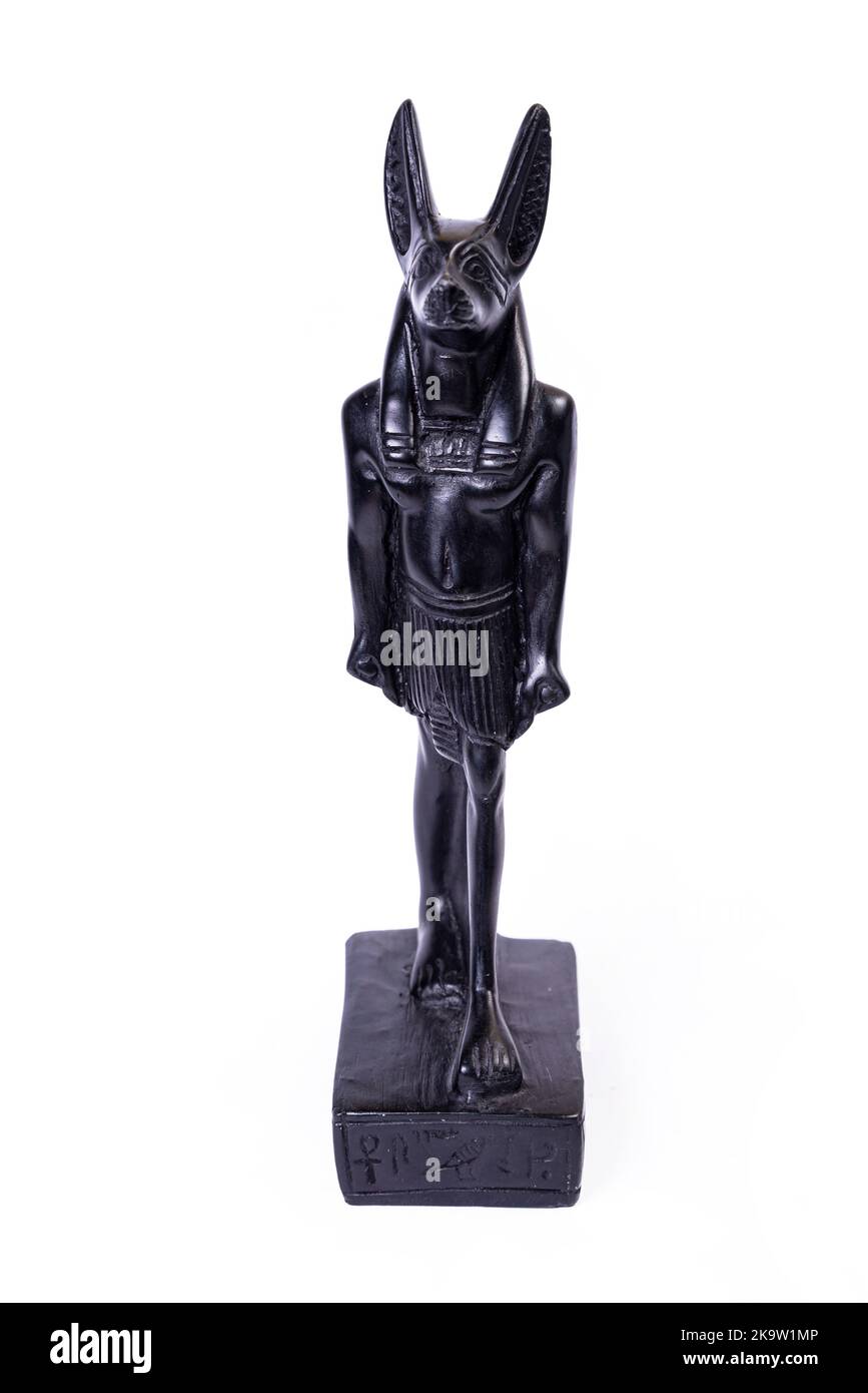 Steinfigur des ägyptischen gottes Anubis mit Schakalkopf isoliert auf weißem Hintergrund. Seitenansicht. Hochwertige Fotos Stockfoto
