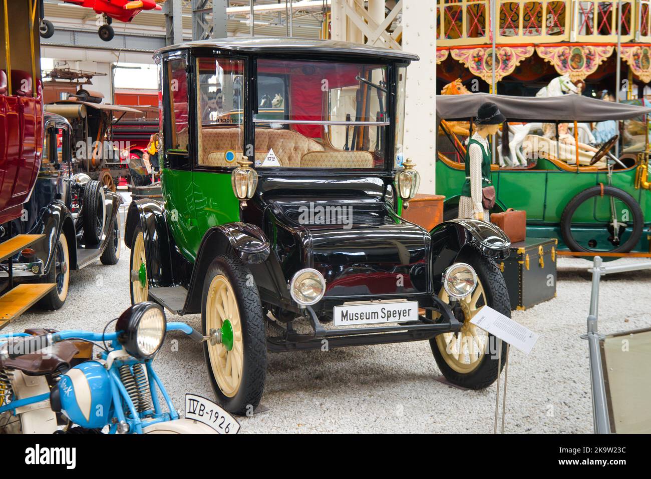 SPEYER, DEUTSCHLAND - OKTOBER 2022: Grüner DETROIT ELECTRIC M 1907 1938 antiker Retro-Wagen im Technikmuseum Speyer. Stockfoto