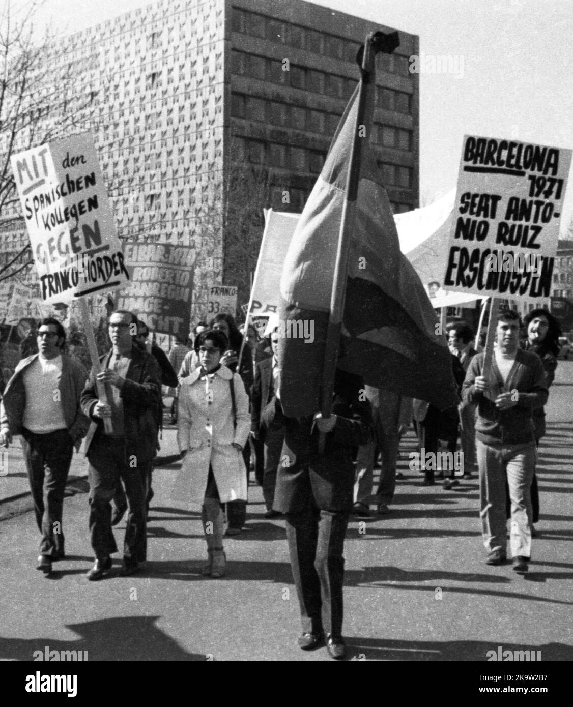 Spanische Gastarbeiter und deutsche Studenten demonstrierten am 25 in der Dortmunder Innenstadt für Opfer der Franco-Diktatur. 3. 1972, Deutschland Stockfoto