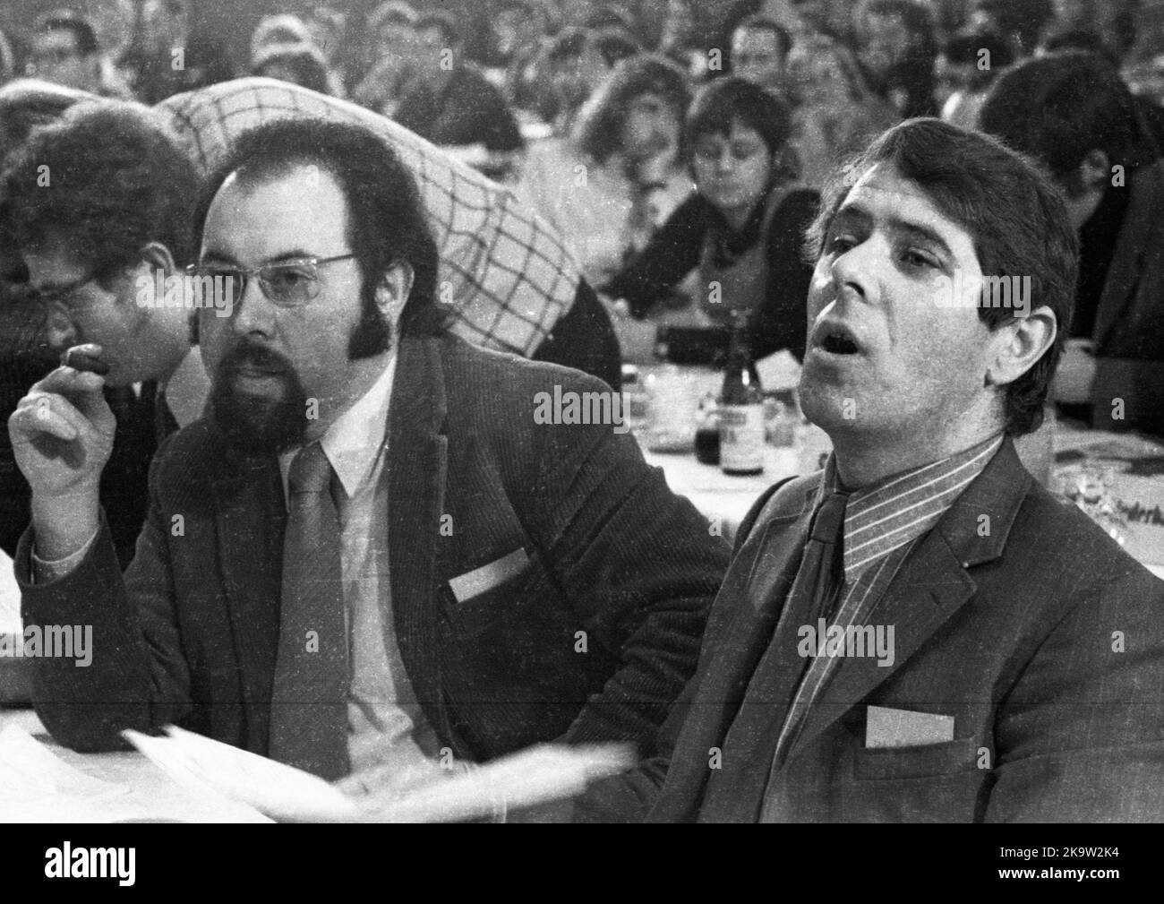 Der Bundeskongress '72 der Jugendsozialisten in der SPD am 26. Februar 1972 in Oberhausen. Norbert Gansel, N. N. Karsten Voigt, N. von rechts Stockfoto