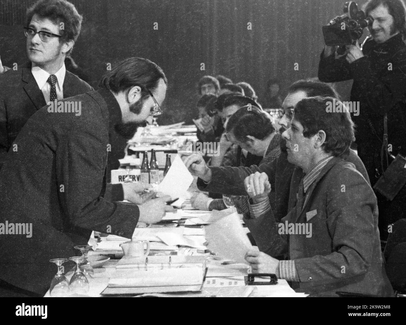 Der Bundeskongress '72 der Jugendsozialisten in der SPD am 26. Februar 1972 in Oberhausen. Karsten Voigt ganz links. Norbert Gansel Far r, Deutschland Stockfoto