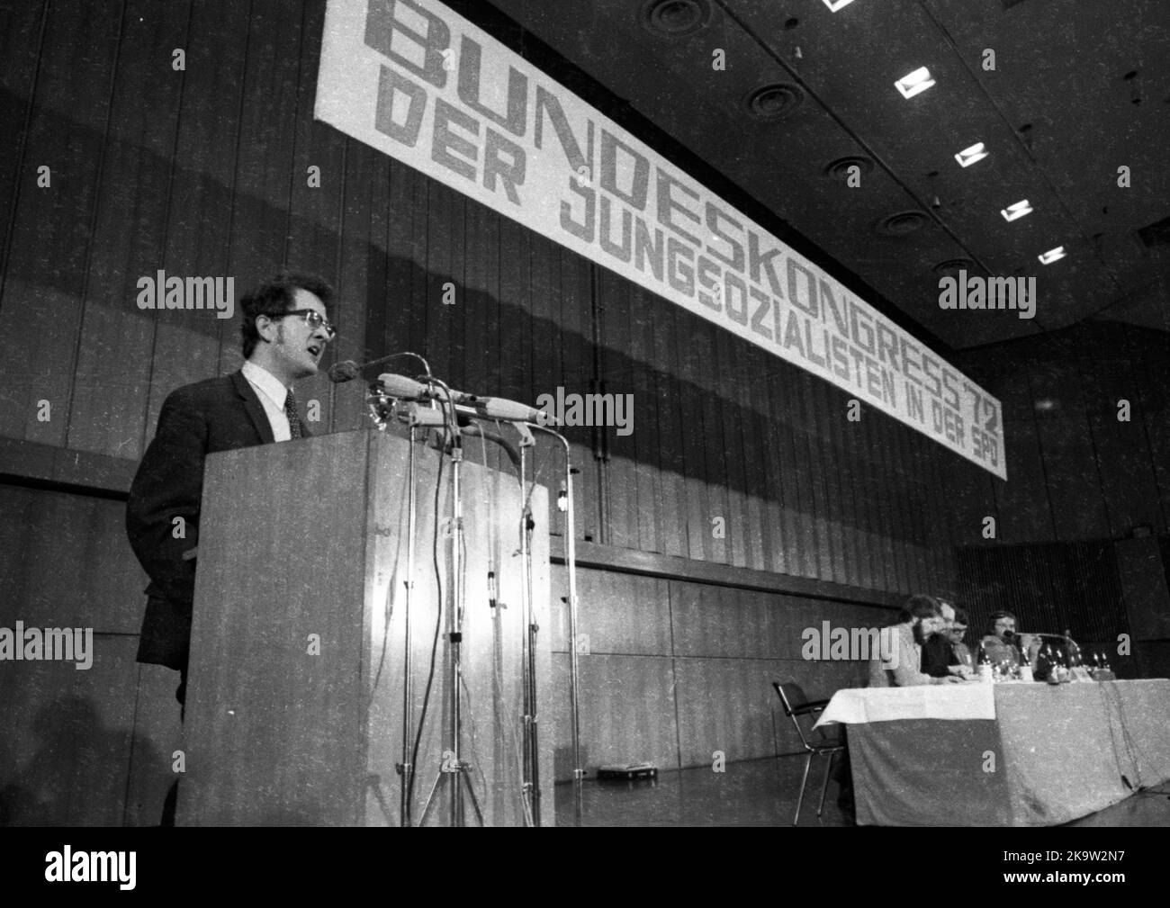 Der Bundeskongress '72 der Jugendsozialisten in der SPD am 26. Februar 1972 in Oberhausen. Karsten Voigt am Rednerpult, Deutschland Stockfoto
