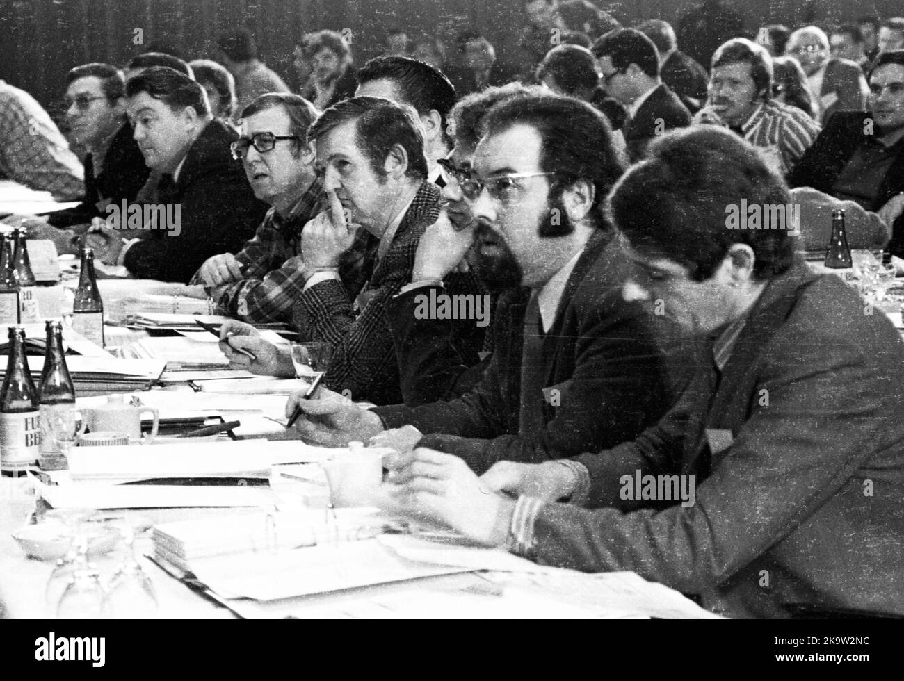 Der Bundeskongress '72 der Jugendsozialisten in der SPD am 26. Februar 1972 in Oberhausen. Norbert Gansel, N. N. Karsten Voigt, N. von rechts Stockfoto