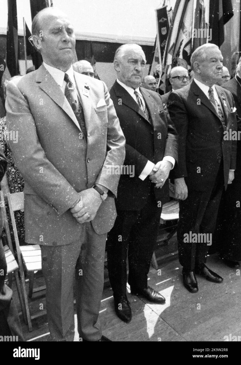 Der Sudetendeutsche Tag der Expellees fand 1972 am 21 statt. 5. 1972 in Stuttgart. Walter Becher . links N. N. ALFons Goppel l. nach r. Deutschland Stockfoto