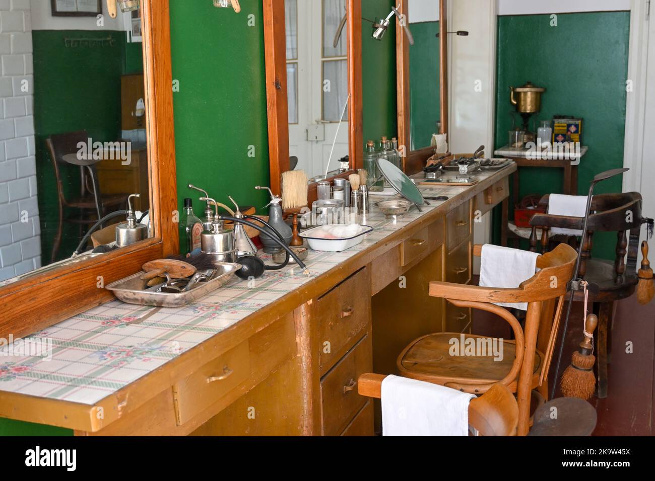 Lublin, Polen - 13. September 2022: Das Innere eines alten Friseurstudios im Lublin Open Air Village Museum Stockfoto