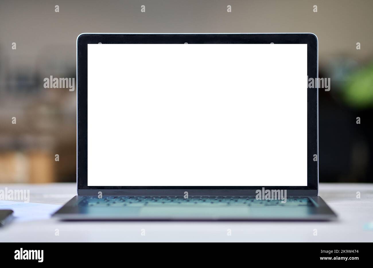 Laptop-pc großen weißen leeren Bildschirm digitalen Mockup leere Vorlage Display auf dem Schreibtisch. Stockfoto