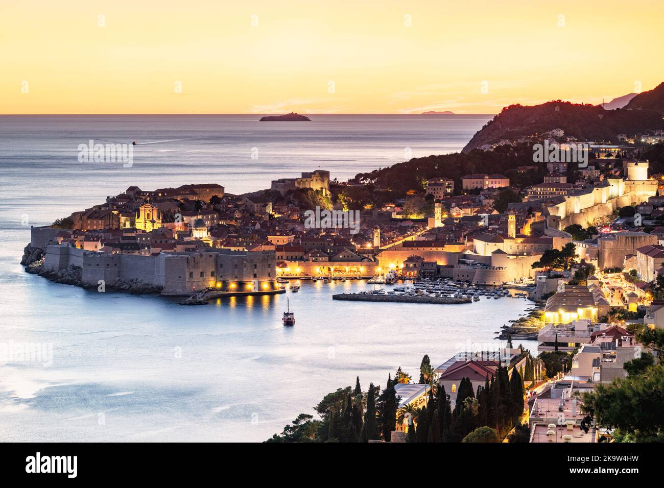 Die schöne Altstadt von Dubrovnik nach Sonnenuntergang mit den Lichter der Stadt beleuchtet Stockfoto