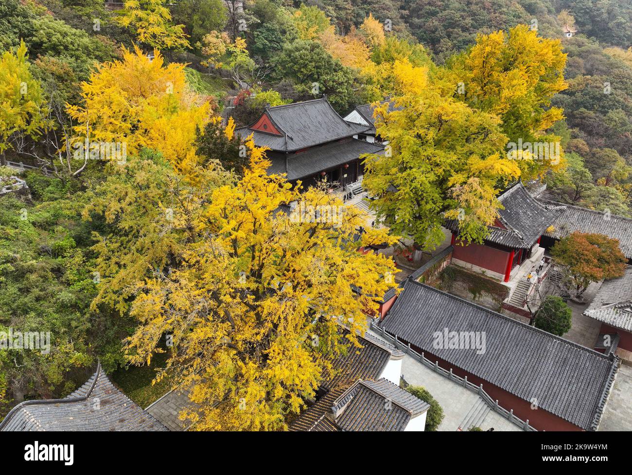 LIANYUNGANG, CHINA 30. OKTOBER 2022 Herbstansicht des Sanyuan