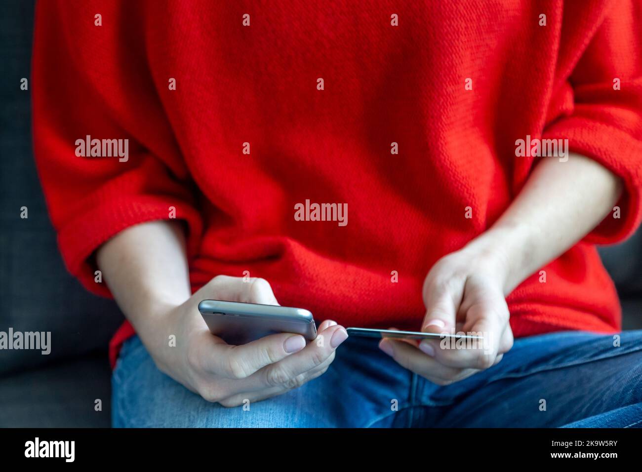 Nahaufnahme weiblicher Hände, die online über Smartphone einkaufen, Karte in der Hand Stockfoto