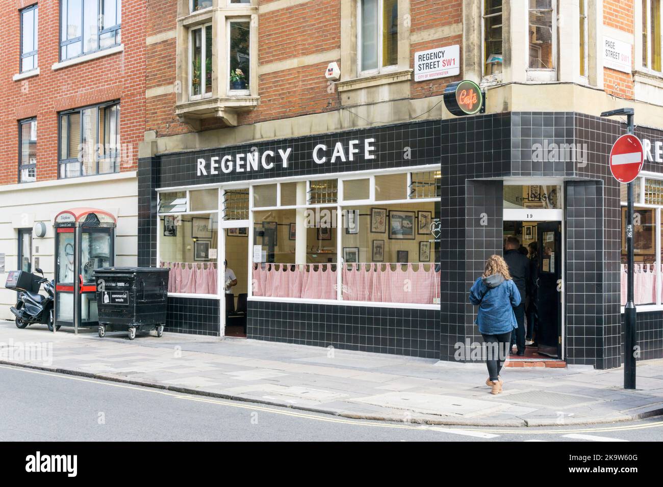Eine Schlange vor dem Regency Cafe in der Regency Street, Victoria, London. Stockfoto