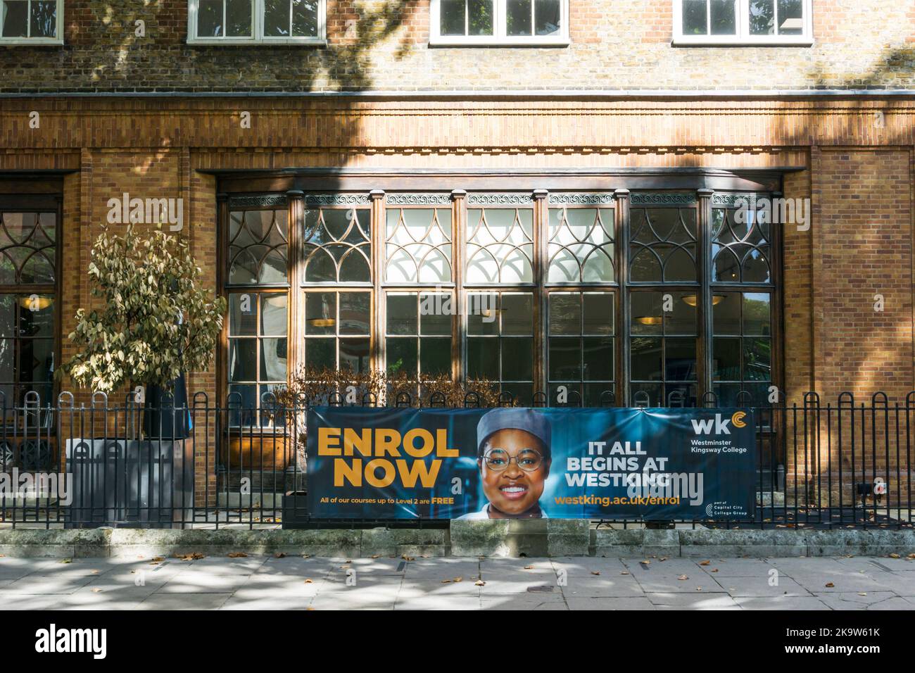 Poster, das Kurse am Westminster Kingsway College in Vincent Square, London, wirbt. Stockfoto