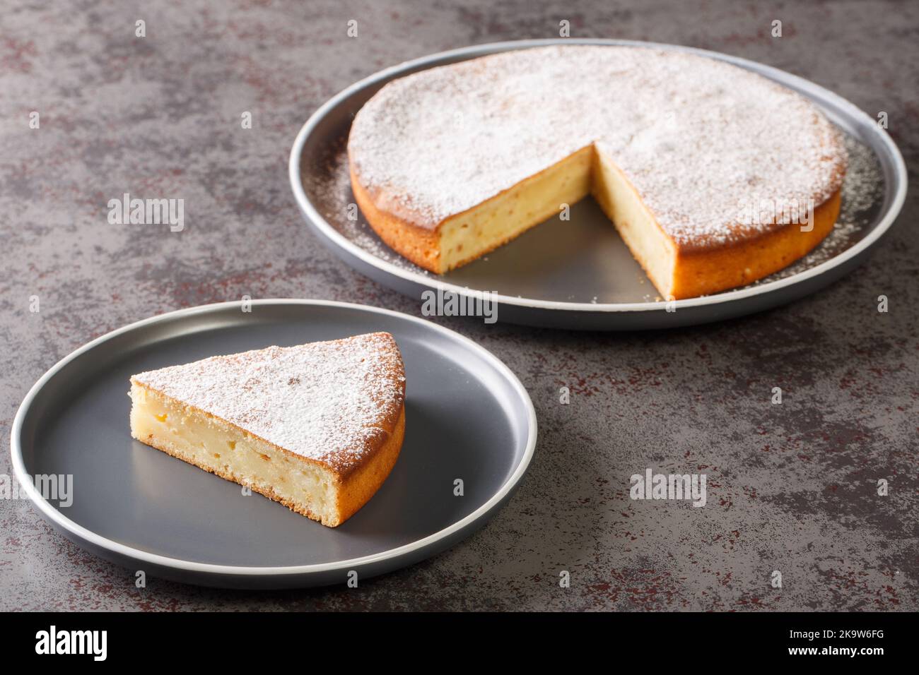 Yaourtopita Joghurt Kuchen köstliche traditionelle griechische Dessert Nahaufnahme in einem Teller auf einem Tisch. Horizontal Stockfoto