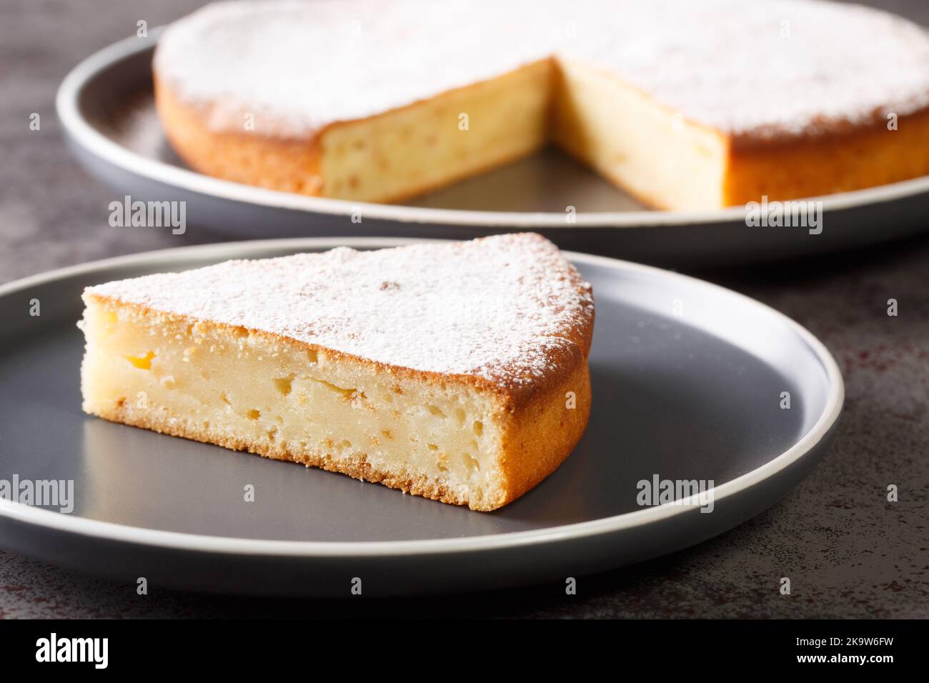 Easy Yoghurt Cake, ein einfacher und leckerer Snack oder Dessertkuchen in der Nähe auf einem Teller auf einem Tisch. Horizontal Stockfoto