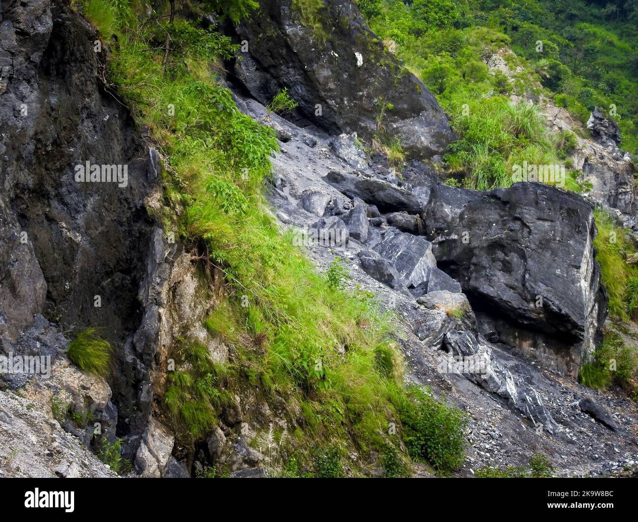 Rauer grauer Stein der Berge der unteren Himalaya-Region von Uttarakhand Indien. Shivalik Mountains. Geologie Und Bergsteigen. Stockfoto