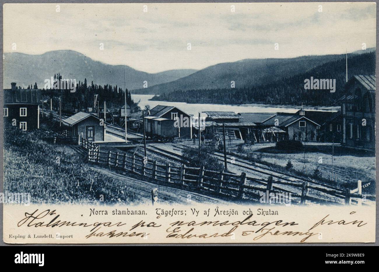 Der Hof am Bahnhof Tegefors. Im Hintergrund Åresjön und Skutan. Stockfoto