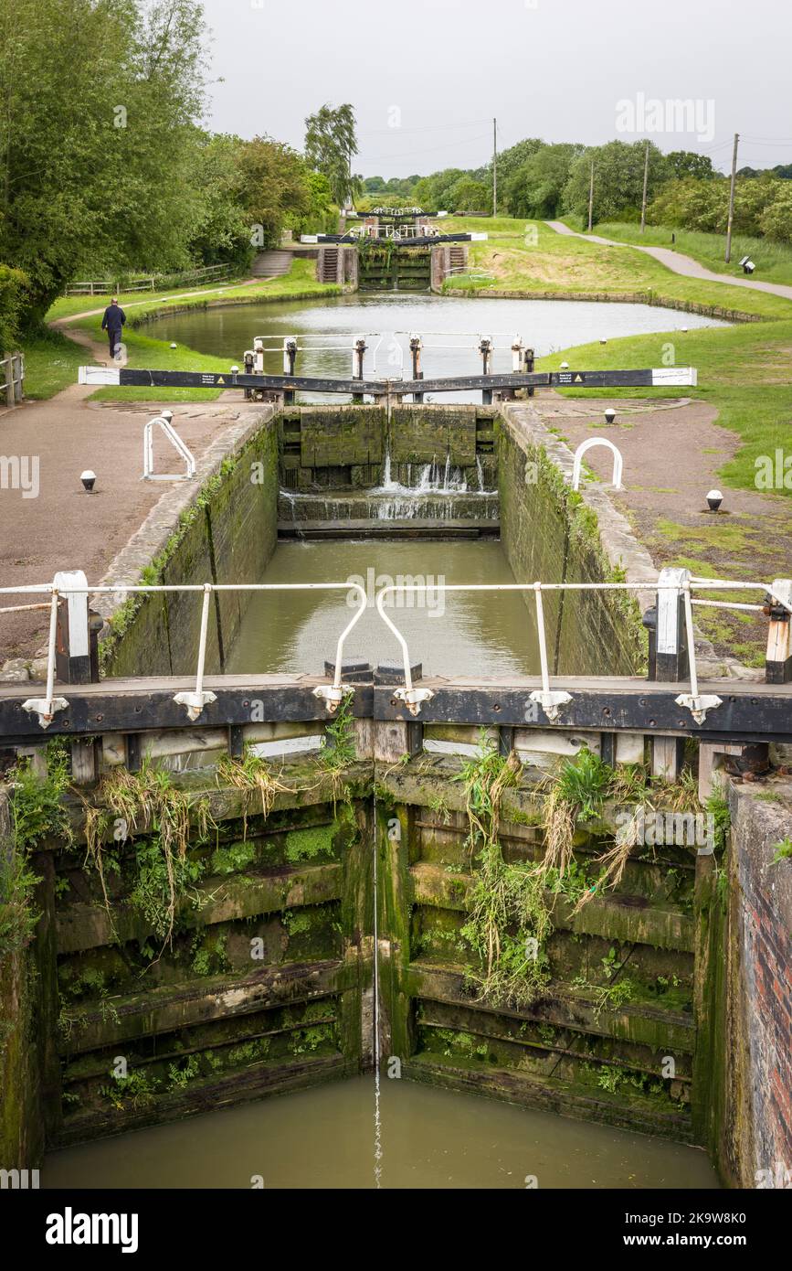 NORTHAMPTONSHIRE, Großbritannien - 25. Mai 2022. Serie von Kanalschleusen auf dem Grand Union Canal bei Stoke Bruerne Stockfoto