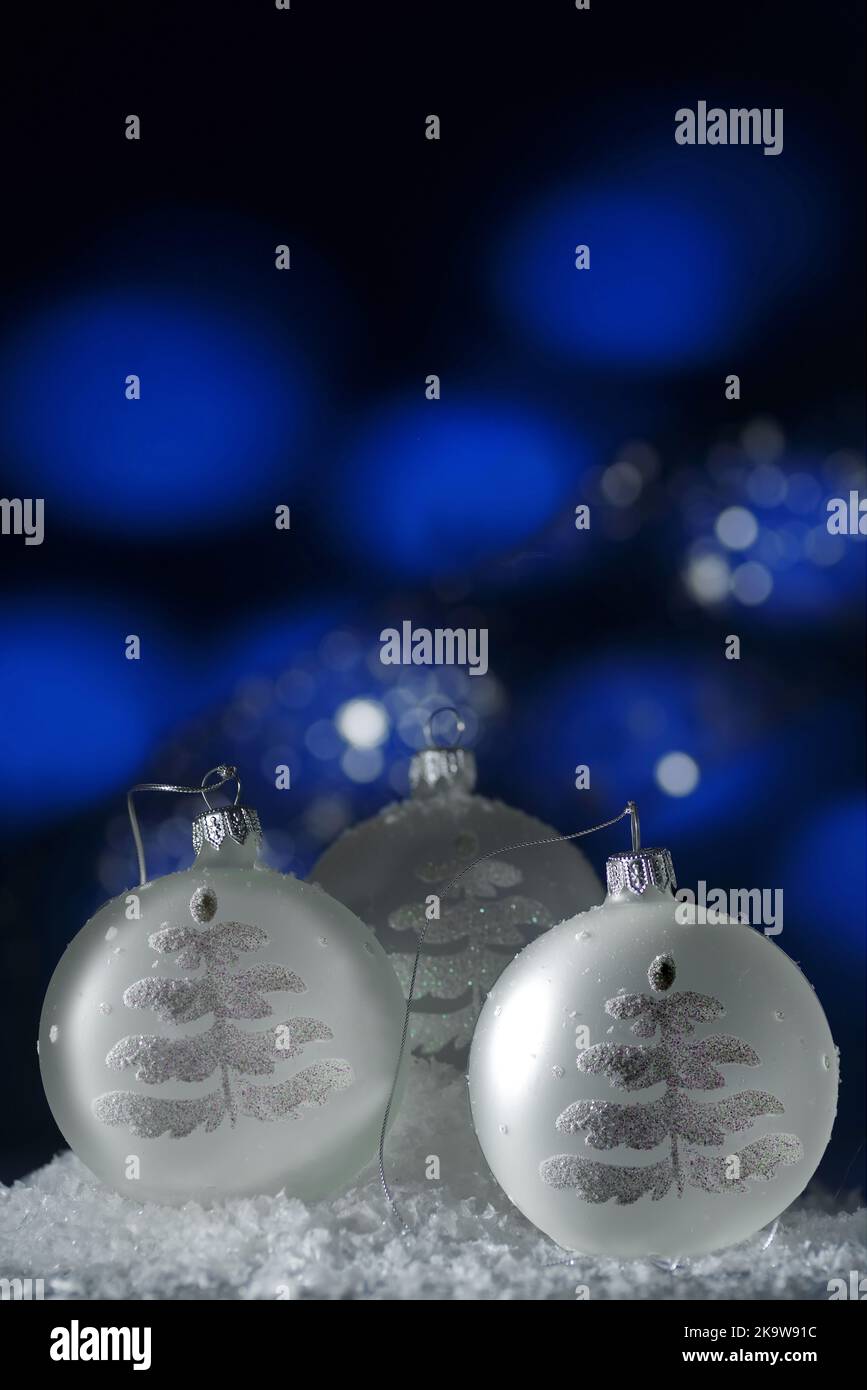 Luxuriöser weihnachtsball auf abstraktem Hintergrund. Konzept „Frohe Weihnachtszeit“ Stockfoto