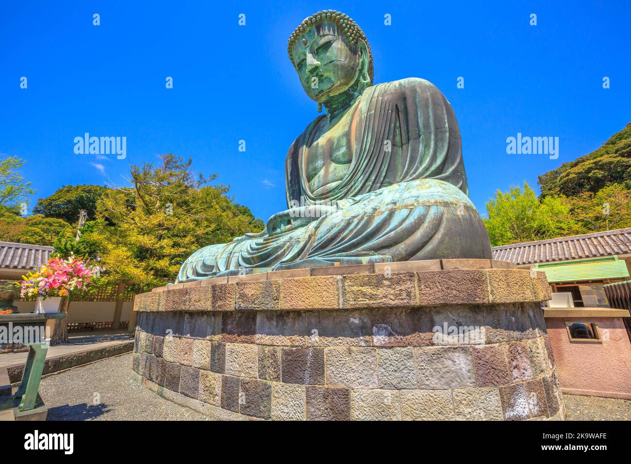 Big Buddha Daibutsu, die größte Bronzestatue von Buddha Vairocana. Kotoku-in buddhistischen Tempel in Kamakura aus dem alten Japan, im Jahre 1252 gegossen. Stockfoto