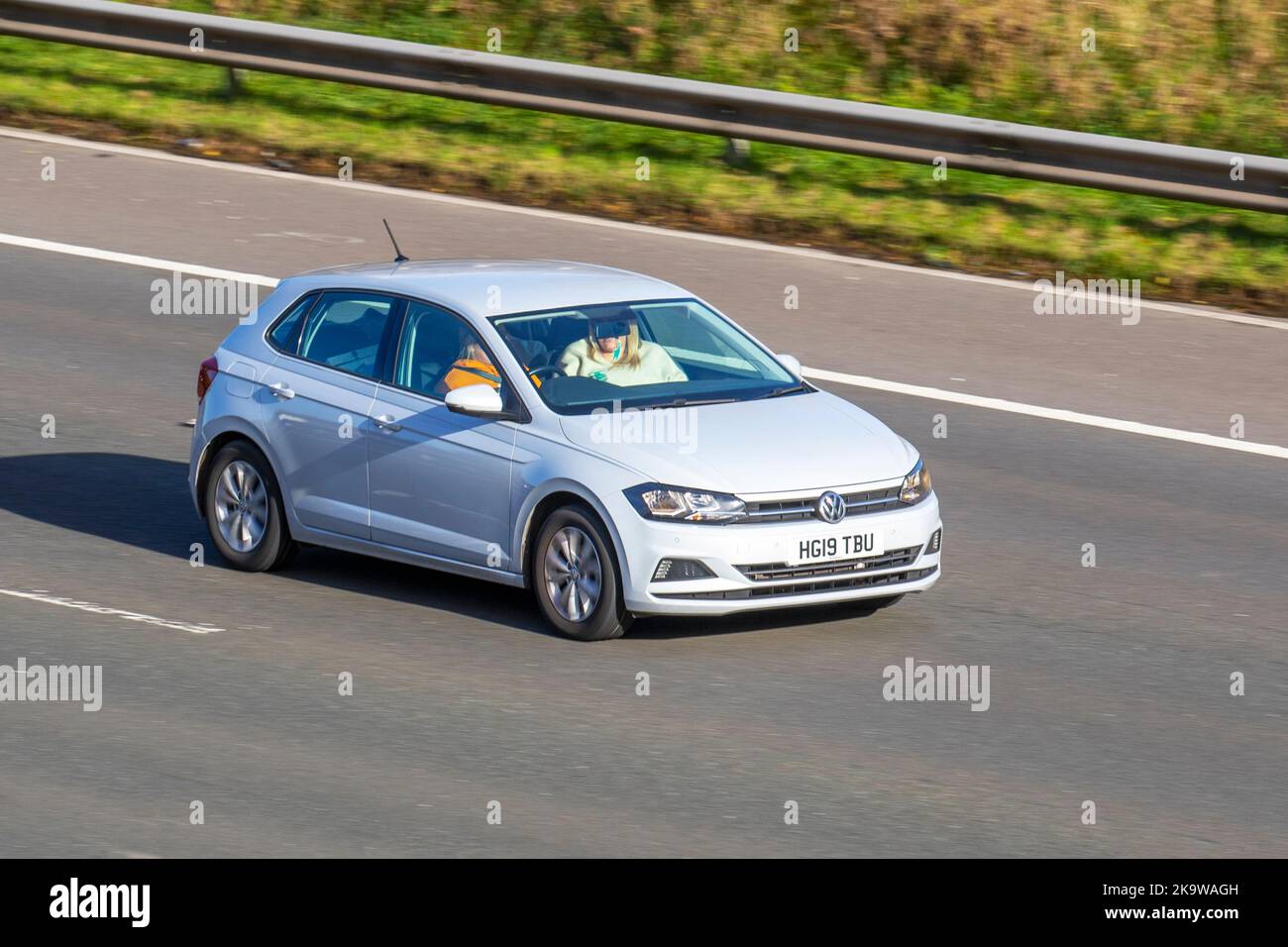 2019 Silber VW VOLKSWAGEN POLO R-LINE TSI 999cc Benzin 5-Gang Schaltgetriebe Stockfoto