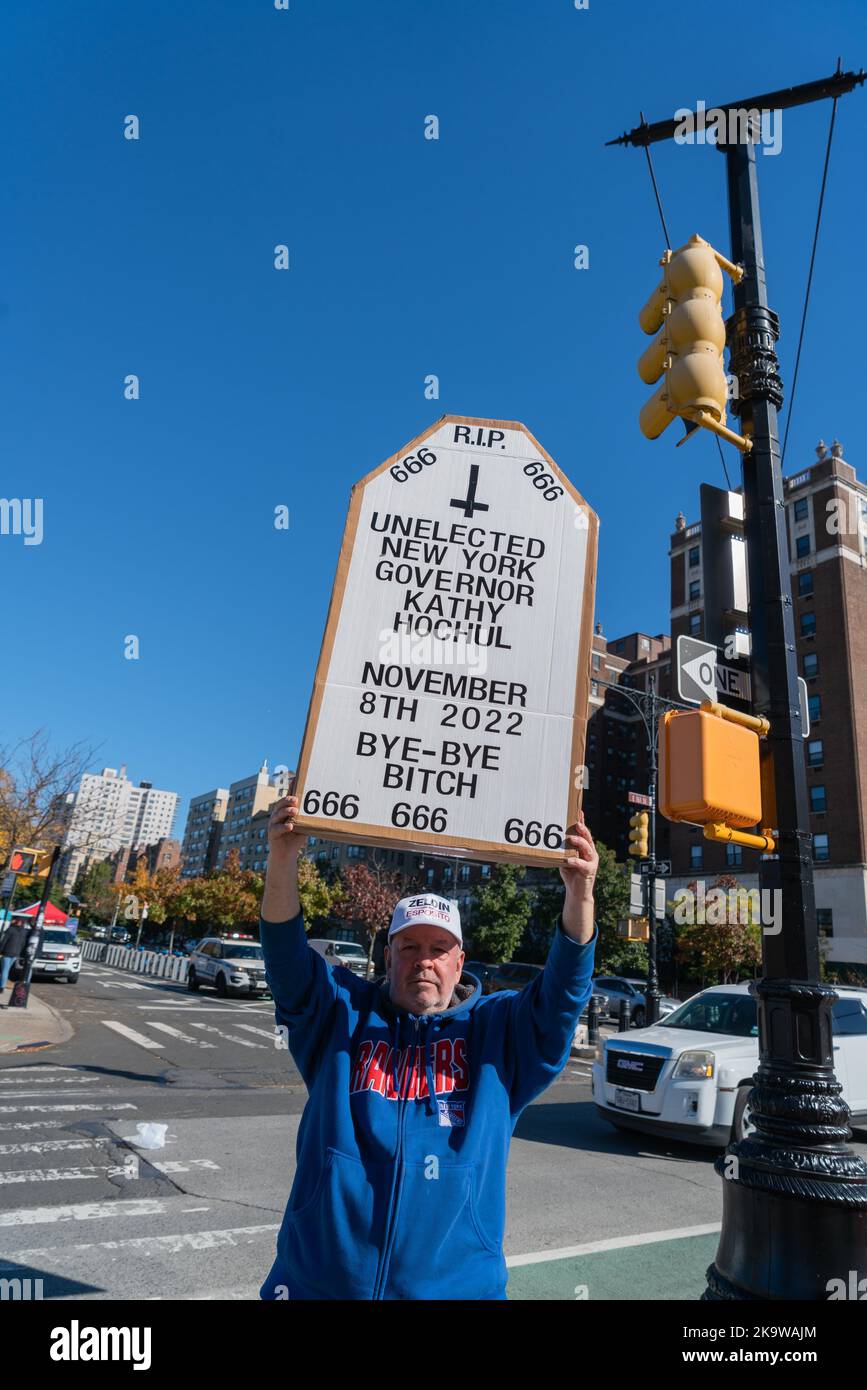 Bronx, USA. 29. Oktober 2022. Die Anhänger der New Yorker Gouverneurskandidatin Kathy Hochul versammelten sich am 29. Oktober 2022 bei der 161. Street und Grand Concourse in der Bronx, NY, als bis zum 6. November 2022 Umfragen zur vorzeitigen Abstimmung anlaufen. Unterstützer des republikanischen Kongressabgeordneten Lee Zeldin zeigten ebenfalls Unterstützung in ihrem Kandidaten. (Foto von Steve Sanchez/Sipa USA). Quelle: SIPA USA/Alamy Live News Stockfoto