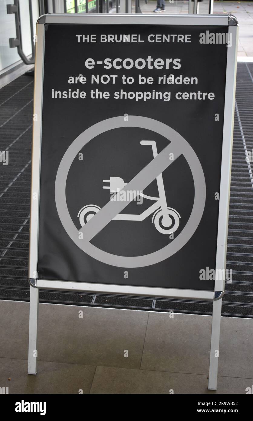 Schild am Brunel Einkaufszentrum, Bletchley, Milton Keynes: 'E-Scooter dürfen nicht im Einkaufszentrum gefahren werden'. Stockfoto