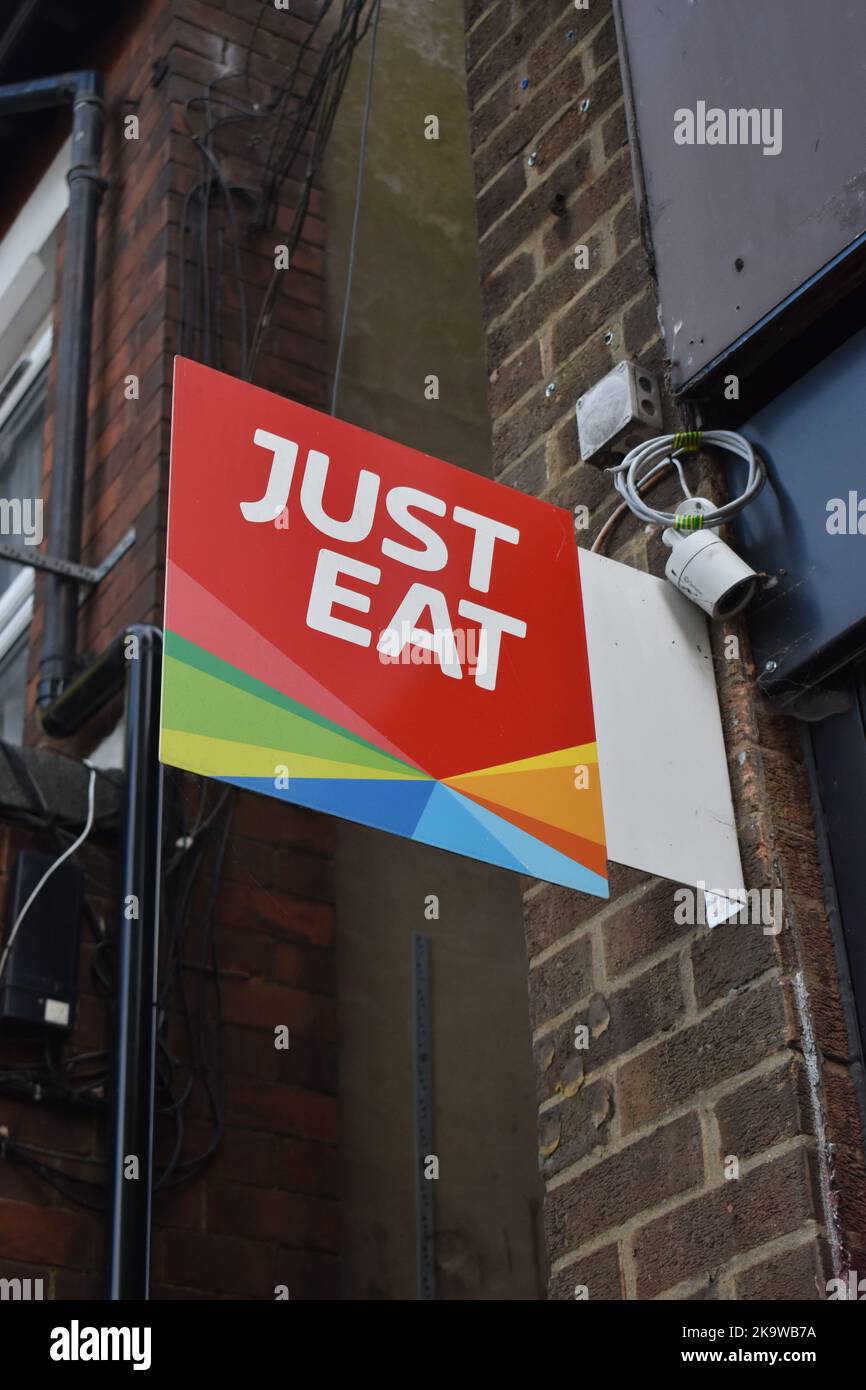 Farbenfrohes „Just Eat“-Schild in Bletchley, Milton Keynes mit Copyspace. Stockfoto