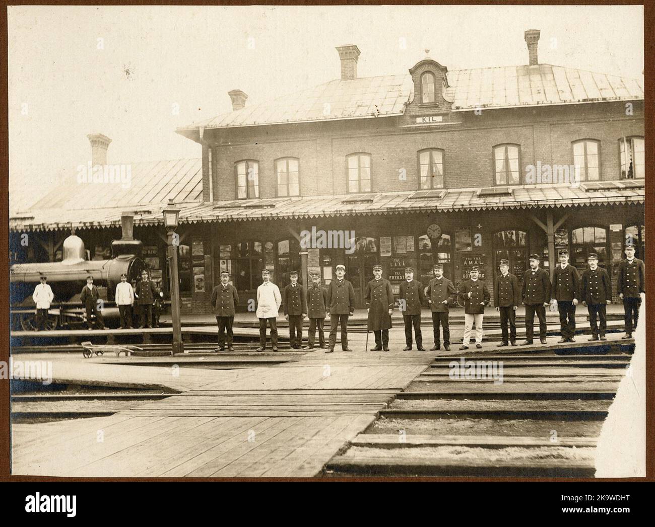 Personal am Bahnhof Kils 19/11 1915Text auf der Rückseite; Erinnerung 24/5 1835-1915 C.G. Fredholm Hotelvärd. Stins per Granberg, K. Elgquist, STS W.? Stierna, STS H. Schröder, KB C.O. Landin, STFM C. Lindström, STFM C. Engström, STFM L. Eliasson. Stockfoto