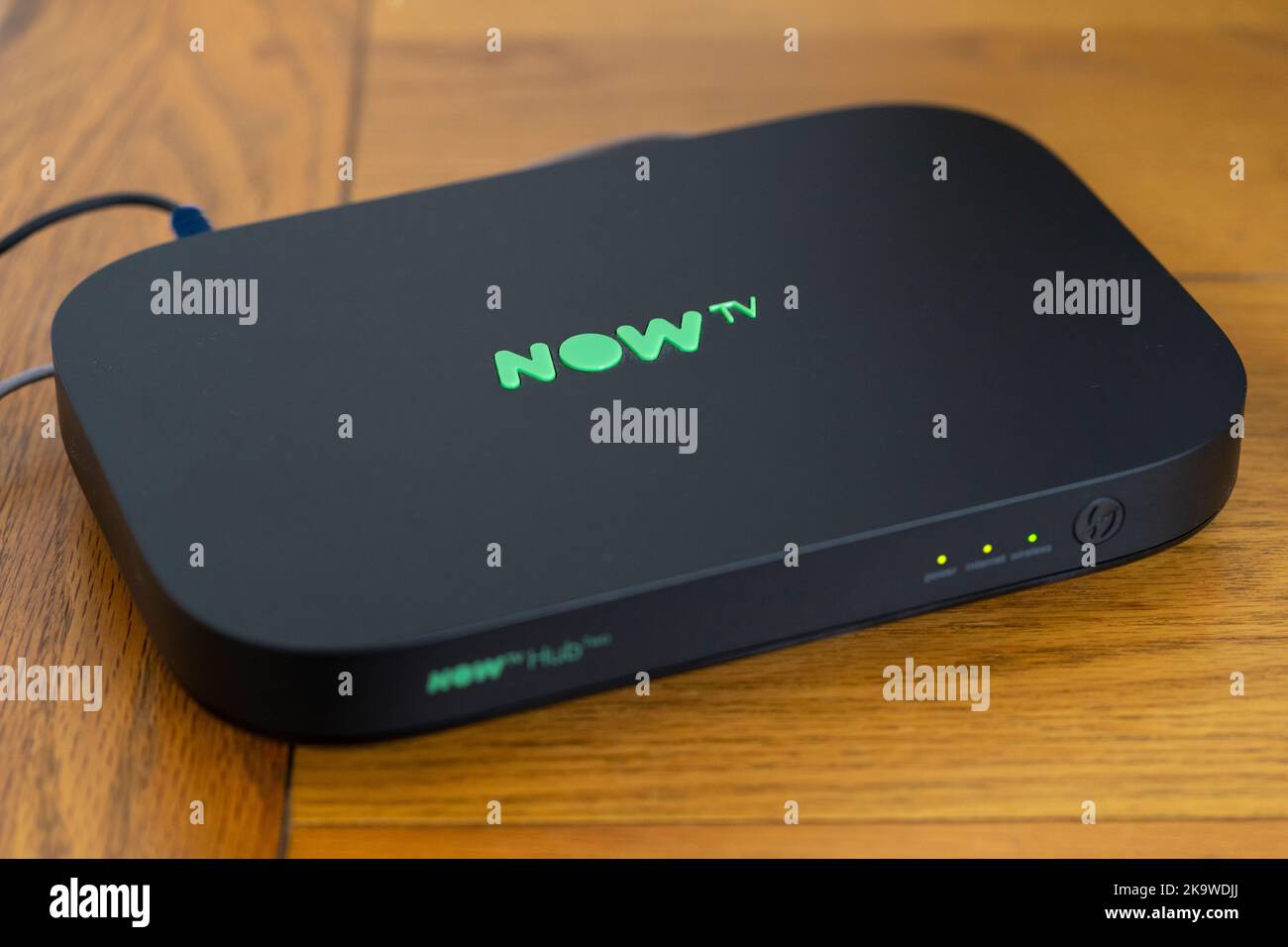 Jetzt TV Breitband-Internet-Router mit WiFi auf einem Couchtisch. Jetzt wird TV-Breitband vom britischen Satellitenfernsehanbieter Sky bereitgestellt Stockfoto