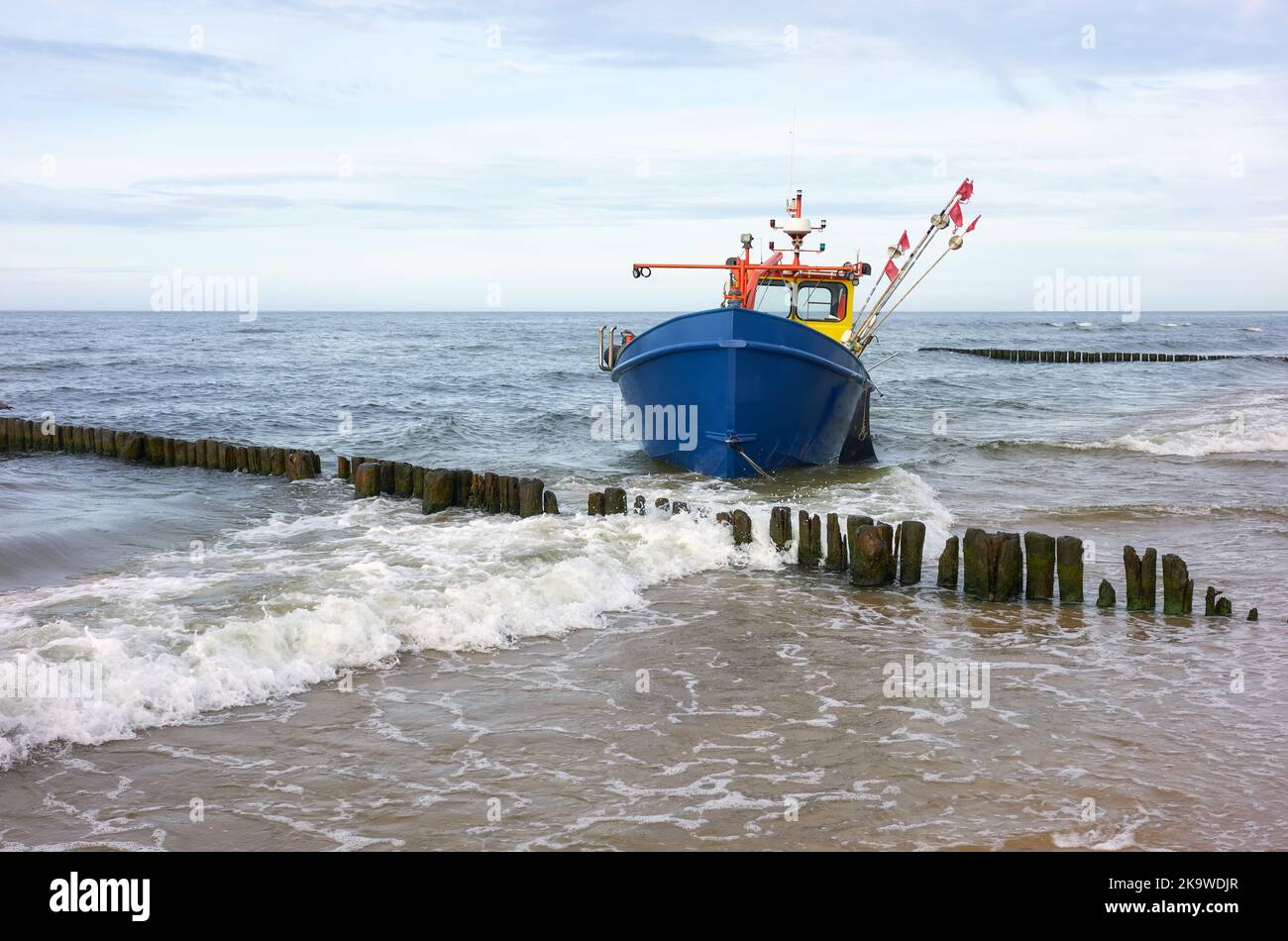 Fischerboot an einem Strand gestrandet. Stockfoto