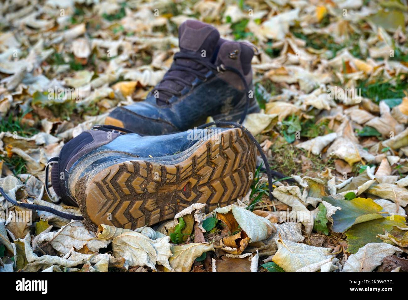 Alte schmutzige Stiefel nach dem Wandern Schlamm an den Stiefeln Stockfoto