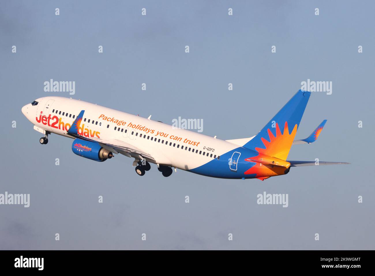 Jet2holidays, Boeing 737 G-GDFD, Abfahrt am Flughafen Stansted, Essex, Großbritannien Stockfoto