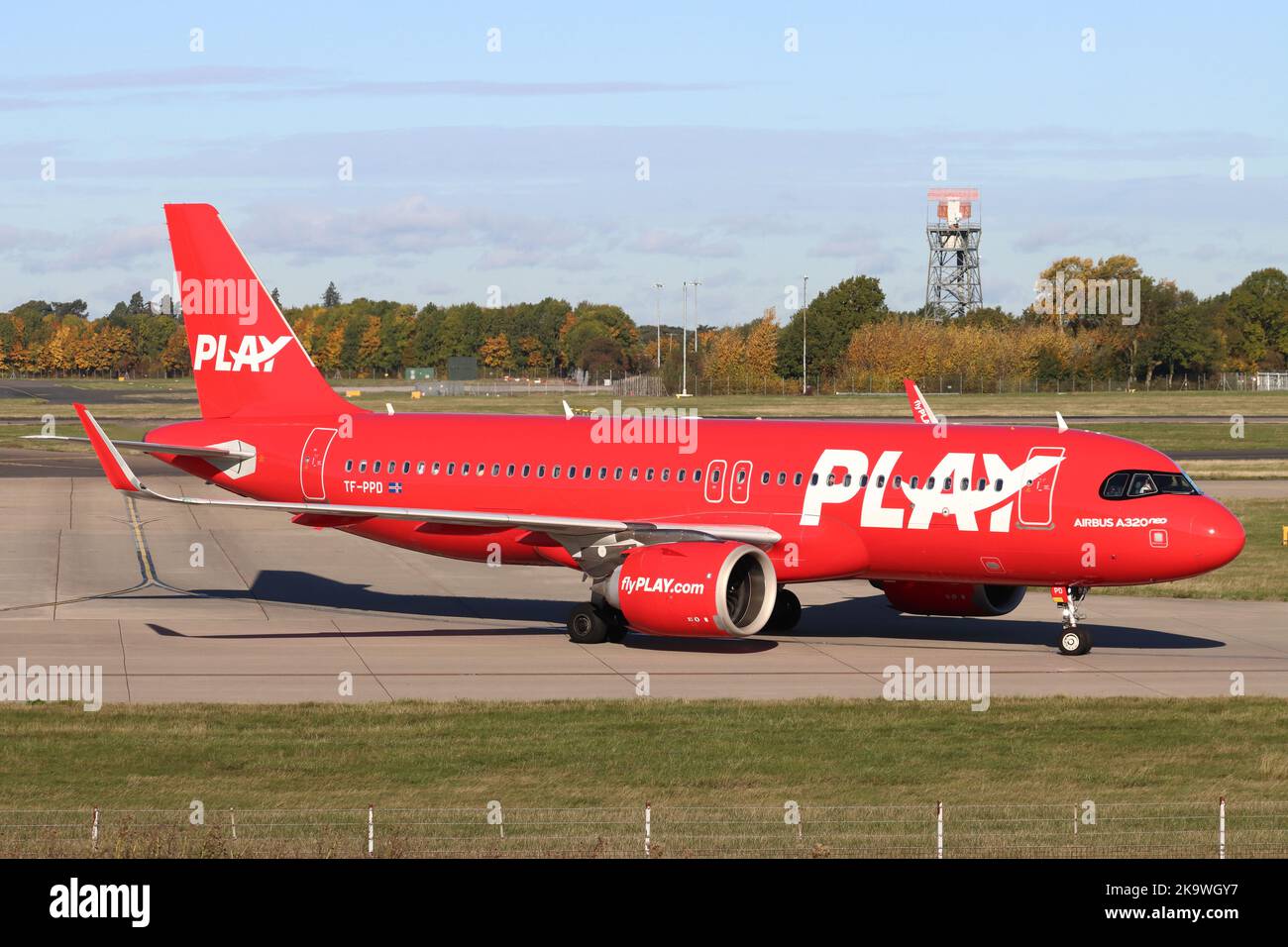 Play Airlines, Airbus A320 TF-PPD, Ankunft am Flughafen Stansted, Essex, Großbritannien Stockfoto